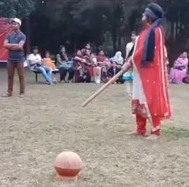 চোখ বেঁধে সোজা হাঁটা যায় না কেন?